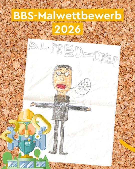 KI-basierte Bildbeschreibung | An einer Pinnwand ist eine Kinderzeichnung einer Person mit der Aufschrift „ALFRED DELP“ befestigt, über der in gelber Schrift „BBS-Malwettbewerb 2026“ steht. In der unteren linken Ecke ist ein Roboter abgebildet.