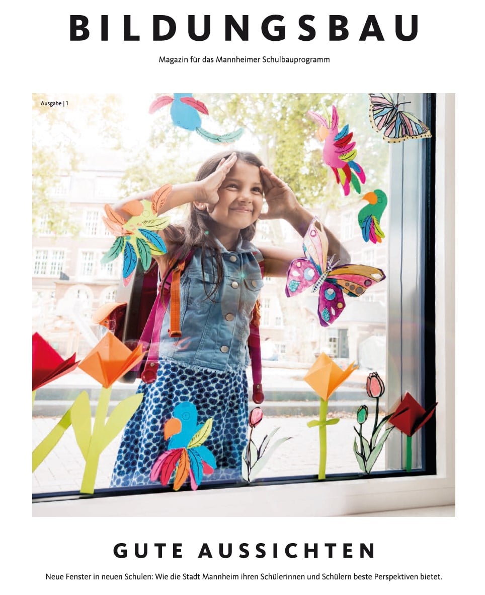 KI-basierte Bildbeschreibung | Ein junges Mädchen steht hinter einem mit bunten Papierblumen und Schmetterlingen geschmückten Fenster, lächelt und schaut mit den Händen auf dem Glas nach draußen.