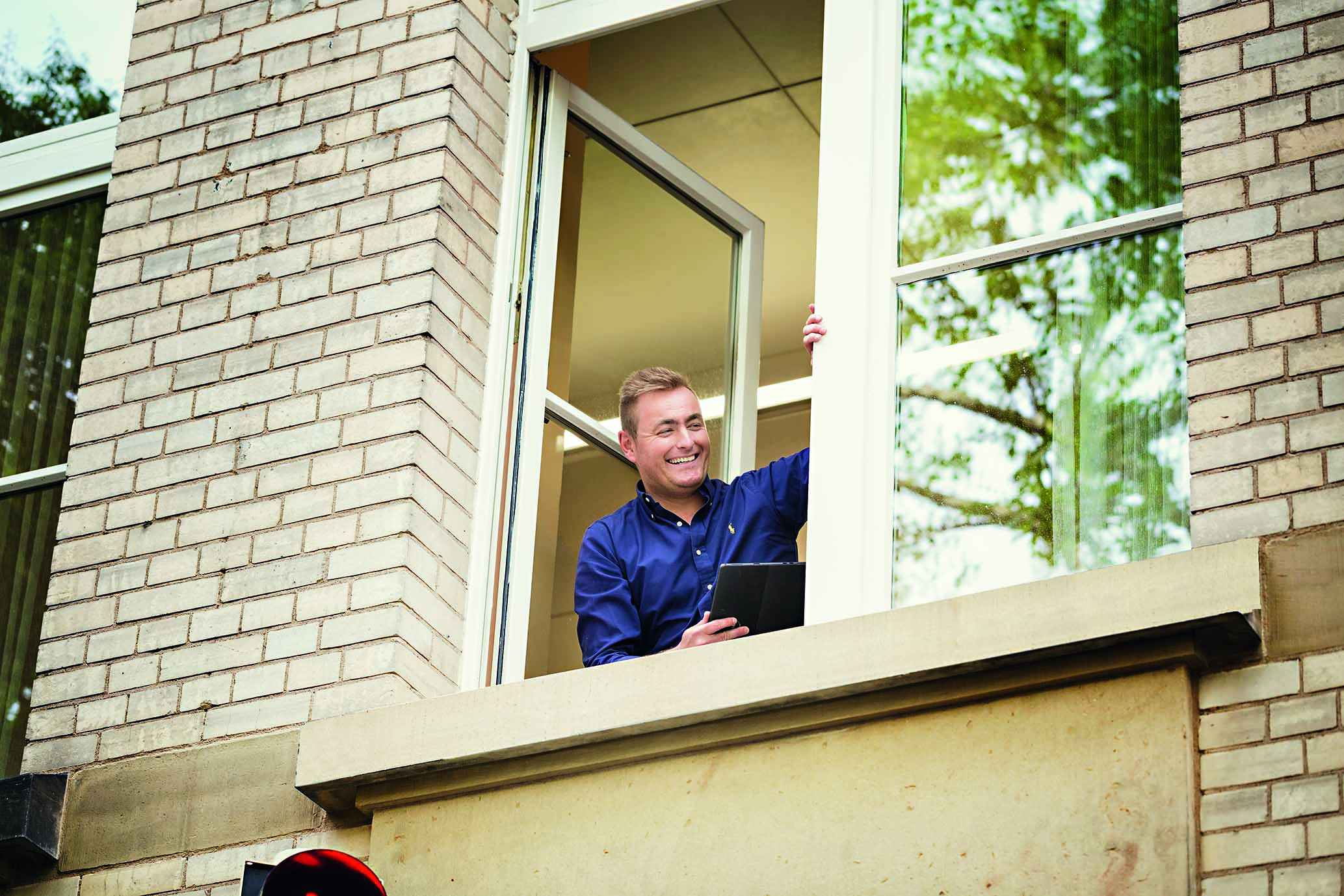 Kay-Arne Zehrer schaut aus Fenster