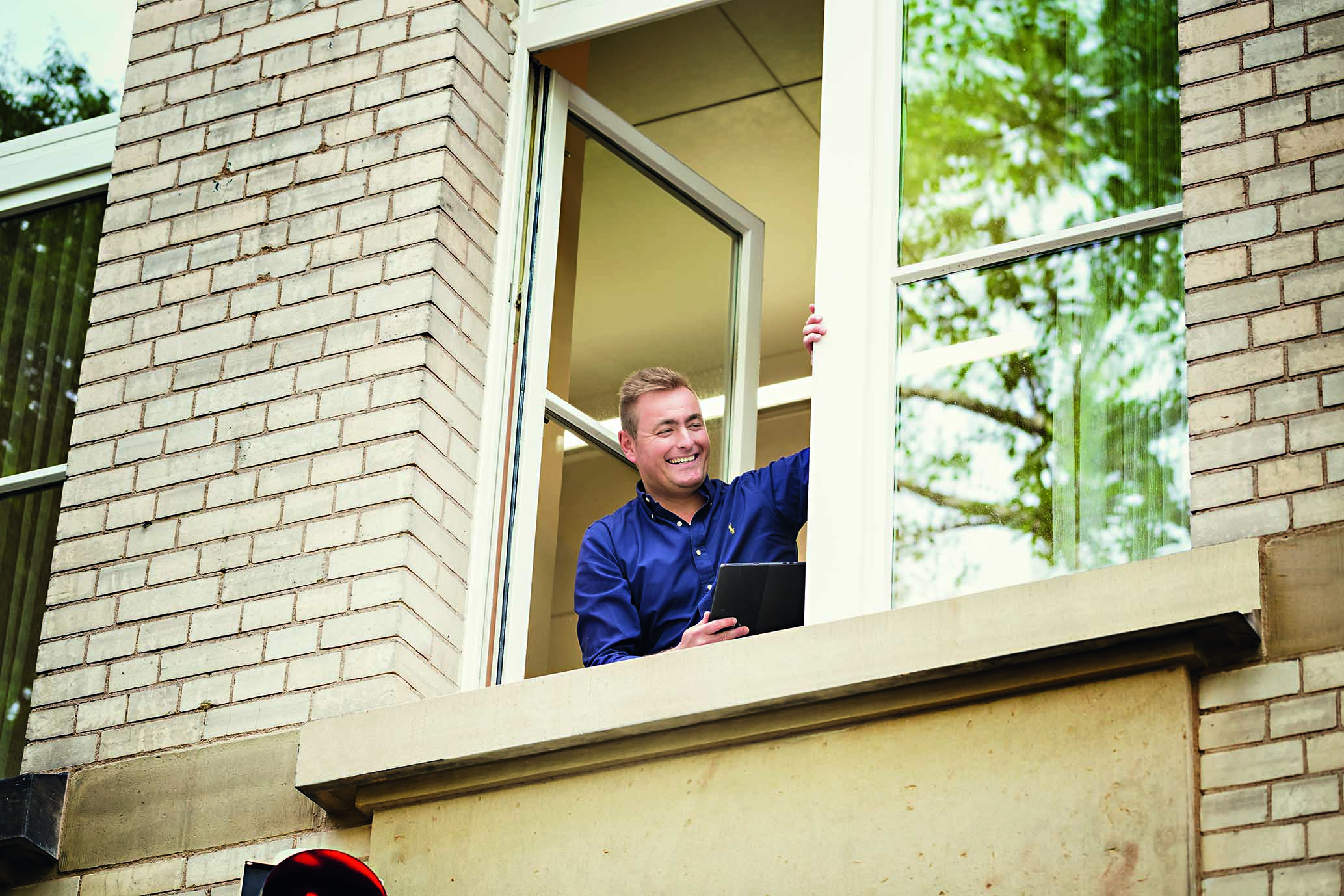 Kay-Arne Zehrer schaut aus Fenster